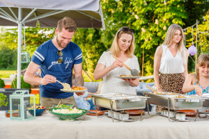 Mensen scheppen hun buffet op uit de warmhoudschalen