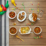 Een tafel met buffetgerechten in de stijl van carnaval