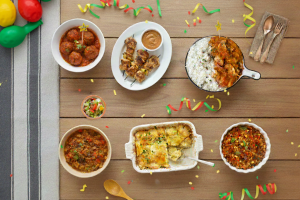 Een tafel met buffetgerechten in de stijl van carnaval