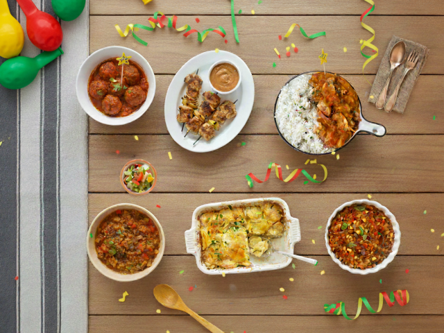 Een tafel met buffetgerechten in de stijl van carnaval